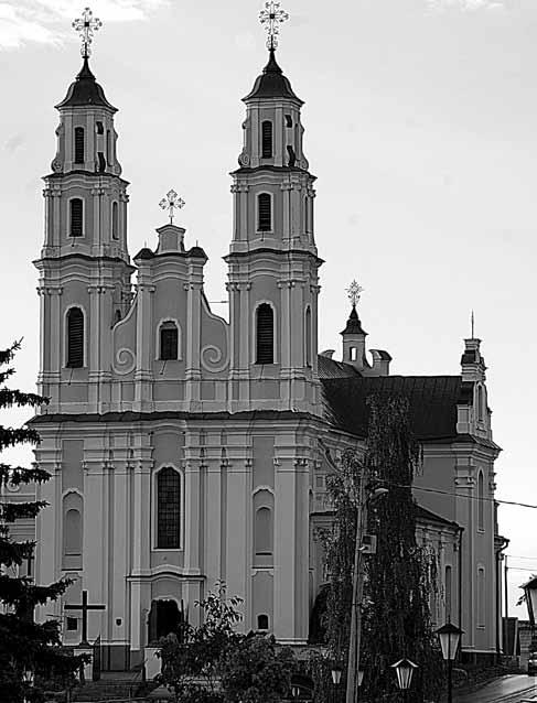 styczne jest usytuowanie tych budowli dokładnie naprzeciwko siebie, po przeciwnych stronach nieregularnego w kształcie, wydłużonego rynku wschodniej części miasta (ryc. XXX).