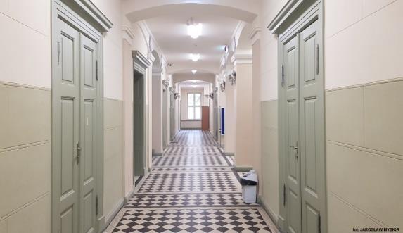 pracowników naukowych Uniwersytetu Warszawskiego. VI. WARUNKI KSZTAŁCENIA I ZARZĄDZANIA MIENIEM SZKOLNYM 1.