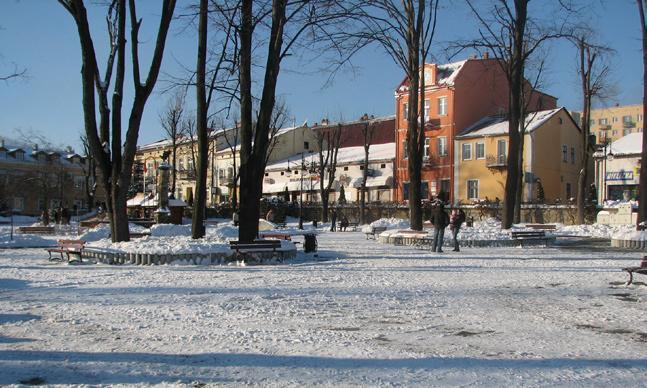 Rynek w Ustrzykach Dolnych Námestie v