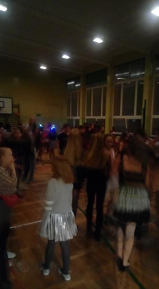 Na rozpoczęcie ferii odbyła się dyskoteka karnawałowa dla klas 48 zorganizowana przez klasę 6a i