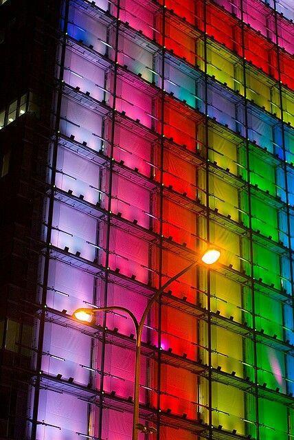 Drugim projektem jest instalacja niezależnie zasilanych i sterowanych żarówek RGB (kolorowych), które będą mogły być umieszczone w poszczególnych oknach budynku, tak aby tworzyły jednostkowe piksele,