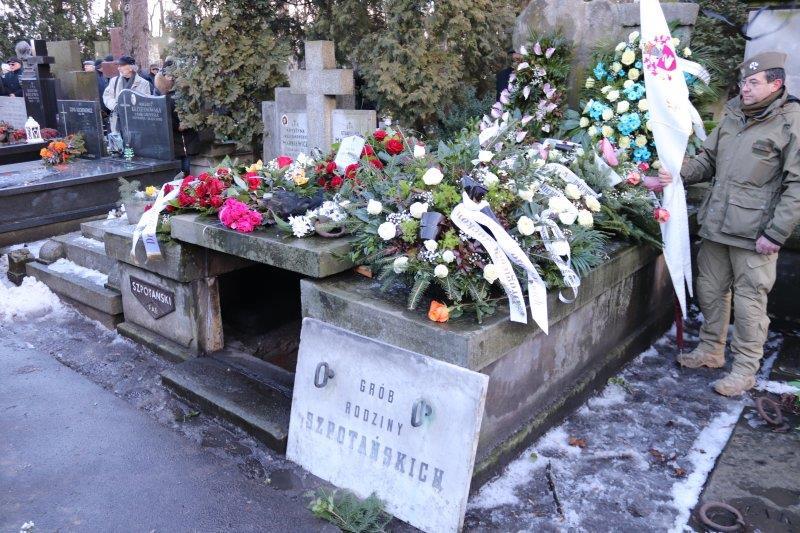 Kolegi Jacka Szpotańskiego Członka Honorowego i byłego Prezesa SEP. Mszę św. pogrzebową w kościele p.w. św. Karola Boromeusza odprawiło dwóch celebransów.