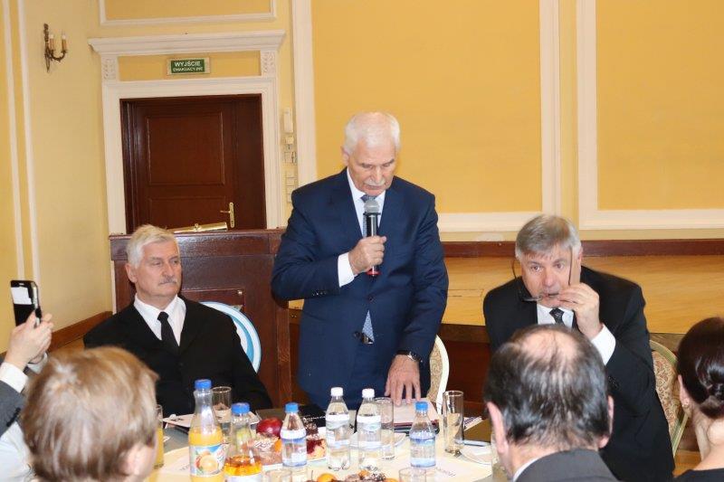 przykościelnym cmentarzu (kw. 53, rząd VI).