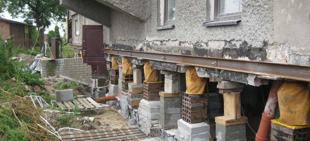 stabilizacja budynku po zakończeniu prostowania kontrola geodezyjna w trakcie i po zakończeniu procesu prostowania Fot. 4 Budynek w trakcie prostowania 4.