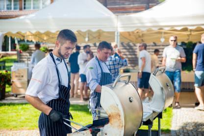 Podczas bufetu all you can eat znajdziesz lokalne smaki: - Dania kuchni kaszubskiej - - Dania z dziczyzny - - Dania mięsne / rybne / wegetariańskie - - Dania dla dzieci - -