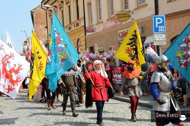 W efektownej paradzie ulicami miasta, oprócz zaproszonych gości,