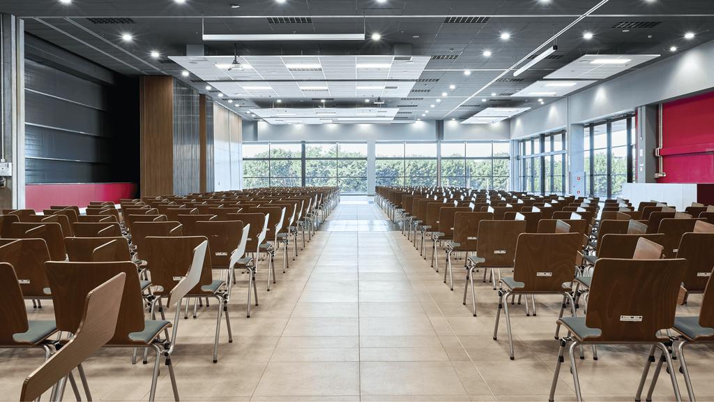 Sala Konferencyjna Mazurska Powierzchnia: 1640m² Wysokość: 5m Pełne wyposażenie multimedialne Możliwość wydzielenia 5 indywidualnych przestrzeni konferencyjnych Ściany mobilne o najwyższym stopniu