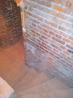 Przez lokal przechodzą poziomy instalacji zw, ccw, co, oraz kanały wentylacji mechanicznej nie obsługujące przedmiotowego lokalu.