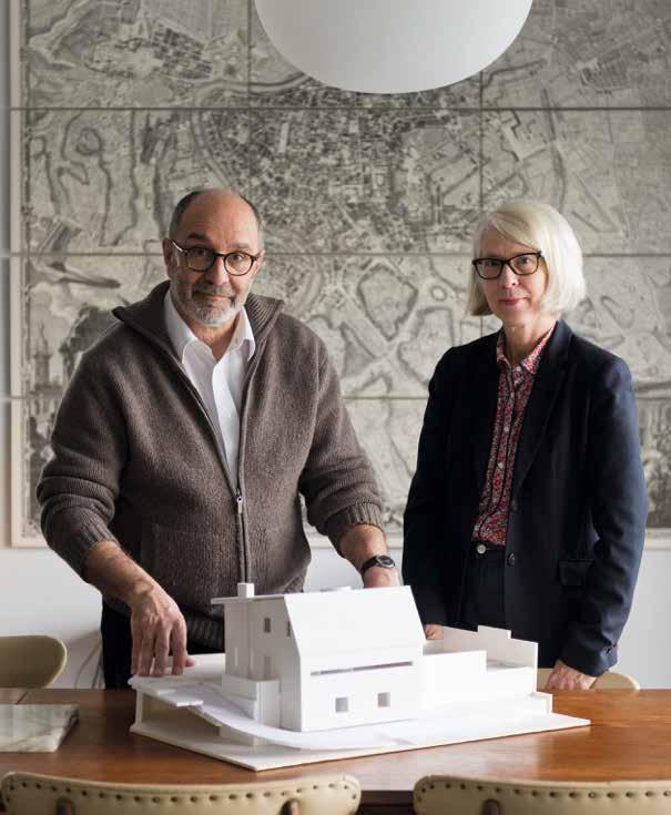 W jadalni króluje duży stół Pey de Mobles 114. Wokół niego designerskie krzesła z naturalnego jesionu CH24/Wishbone chair marki Carl Hansen & Son zaprojektowane przez Hansa J. Wegnera.