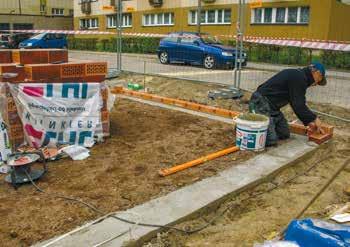 Słupki przeszkodowe stopują samochodowy skrót Pocztowa -