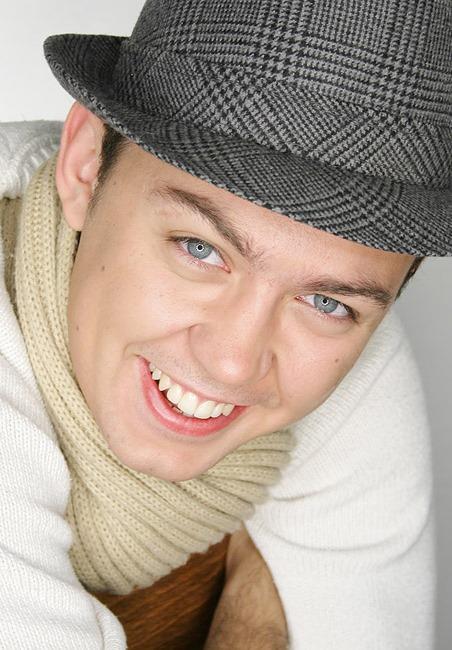 Sebastian Dylnicki Zamiennie z J. Tyranem Dyplomowany aktor scen muzycznych, współpracuje z Gliwickim Teatrem Muzycznym od 2006 r. Do jego ról można zaliczyć m.in.