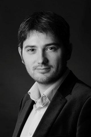 Jarosław Tyran Zamiennie z Sebastianem Dylnickim Absolwent studium Wokalno Baletowego w Gliwicach, złożył egzamin przed Państwową Komisją egzaminacyjną ZASP dla aktorów dramatu w Warszawie.