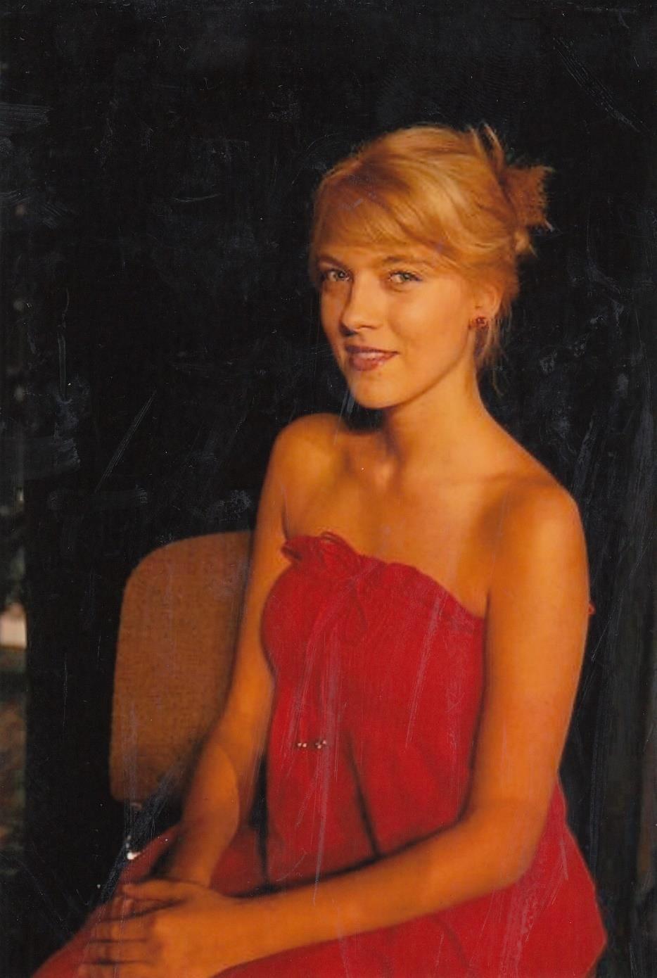 Sylwia Szyda Zamiennie z Darią Kasprzak Dyplomowana aktorka scen muzycznych.