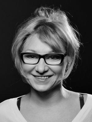 Izabella Malik zamiennie z Ewą Leśniak Absolwentka Studium Wokalno-Baletowego przy Gliwickim Teatrze Muzycznym. Debiutowała w Teatrze Rozrywki w spektaklu Cabaret J. Kandera i F. Ebba.