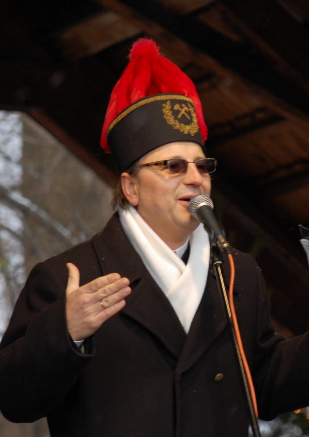Dariusz Niebudek Zamiennie z M. Makulą Od 1986 roku aktor Teatru Rozrywki w Chorzowie, a następnie Teatru Zagłębia w Sosnowcu. Brał tam udział w kilkunastu przedstawieniach. W 1998 r. M. Makula zaprosił go do Kabaretu Raki z nowej Paki.