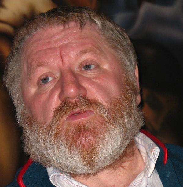 Marian Makula Zamiennie z D. Niebudkiem. Satyryk, autor, artysta estradowy ( Kabaret Cmok do 1988r, kabaret Rak 1988-1998, kabaret Raki z Nowej Paki 1999-2005r, Ferajna Makuli i Makula Band obecnie.