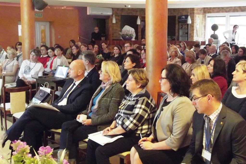 resortów. Ważne jest, by ci specjaliści ze sobą współpracowali. W wyjątkowych sytuacjach, najbardziej zagrażających dziecku konieczne jest zabezpieczenie dziecka przez odebranie go rodzicom.