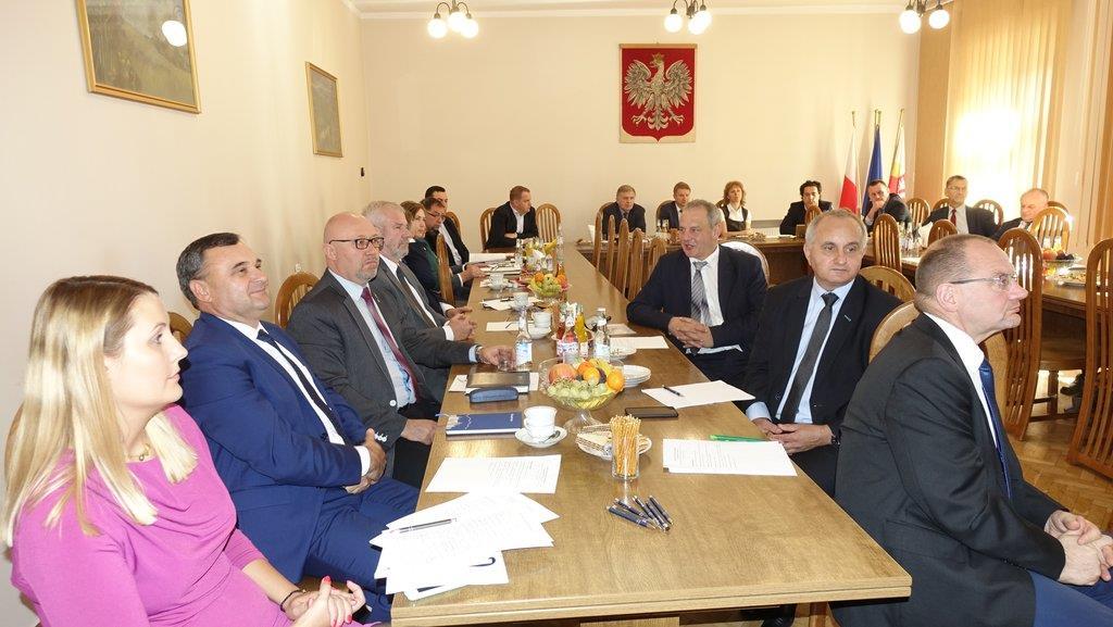 ZMIANA USTAWY O FINANSOWANIU OŚWIATY W związku z przygotowanym przez Edukacji Narodowej projektem ustawy o finansowaniu zadań oświatowych, Związek Powiatów Polskich wychodząc naprzeciw oczekiwaniom
