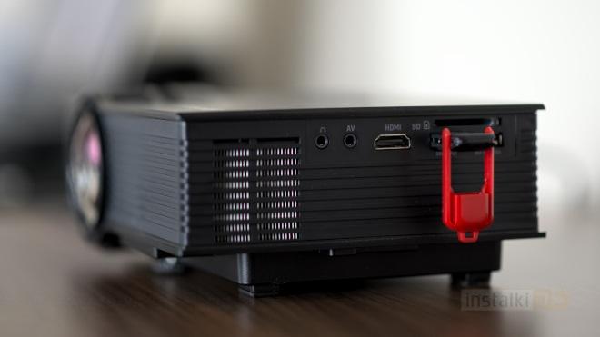 kart AV wszystkie się Na (analogowe), SD, za wylot tylnej wejście projektorem komunikację wejścia powietrza krawędzi USB i wyjścia. co 2.0 umieszczono i z podczas pilotem.