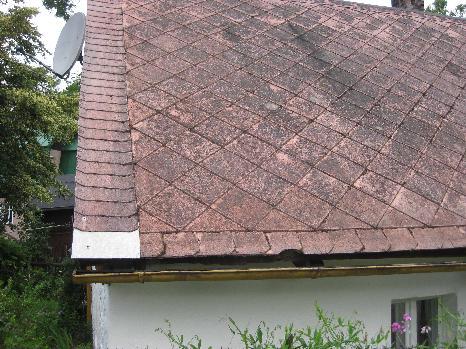 Wyroby te łatwo ulegają uszkodzeniom mechanicznym, w wyniku czego następuje znaczna emisja włókien azbestu do otoczenia.