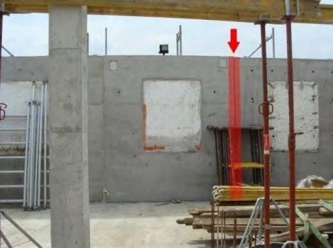 Grubość ścian zewnętrznych wynosi 47 cm, 30 cm stanowi panel z materiały Polytech i 17 cm izolacja termiczna z polistyrenu ekspandowanego.