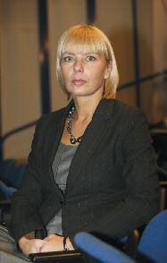 DZIAłANIA RZĄDu Kry zys nie za szko dzi ślą skim in we sty cjom Roz mo wa z ELŻ BIE TĄ BIEŃ KOW SKĄ, mi ni strem roz wo ju re gio nal ne go W ja ki spo sób świa to wy kry zys i osła - bie nie zło te