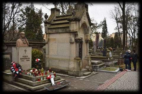 *** Cmentarz Łyczakowski we Lwowie (Личаківський цвинтар) wśród tysięcy grobów odnajdujemy jakże niepozorny grobowiec pewnej rodziny.