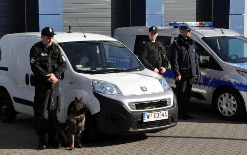 STRONA 11 Nowe radiowozy dla płockich policjantów W Komendzie Miejskiej Policji w Płocku, we wtorek 19 lutego, odbyło się uroczyste przekazanie i poświęcenie czterech nowych radiowozów.