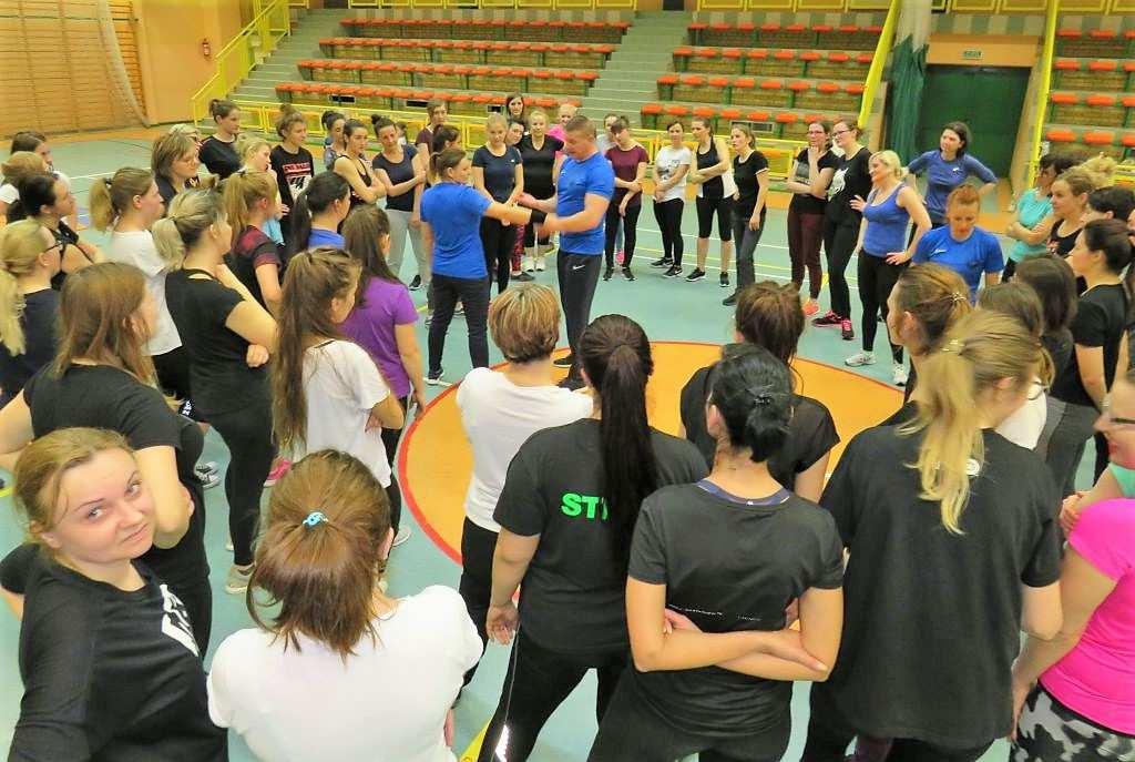Blisko 90 kobiet pozna techniki samoobrony oraz nauczy się, jak unikać zagrożenia, a także jak udzielać pierwszej pomocy przedmedycznej.