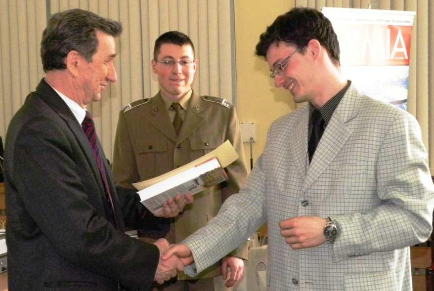 Studenckich Wojciech Kocańda oraz Dziekan Wydziału Elektroniki WAT prof. Marian Wnuk. W kategorii studentów laureatem I nagrody został Bartosz Bednarski. Fot. 4.