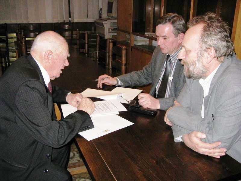 Podczas WZDO wklejono pierwsze hologramy na nowe legitymacje członkowskie SEP. Fot. 20. Od prawej: Krzysztof Zięba, Józef Krzeczowski, Andrzej Curyło, Roman Maciak.