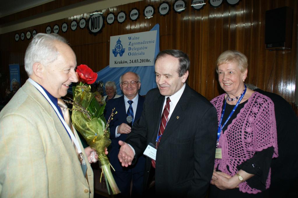 24. Pd lewej: Władysław Waga, Jan Strzałka, Józefa Wojcieszek Poprawa Prezesem Krakowskiego SEP na nową czteroletnią kadencję został wybrany dotychczasowy skarbnik Władysław Waga, a w skład