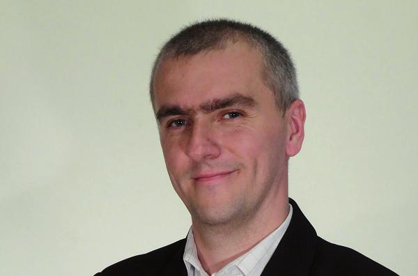 Absolwentka Wydziału Lekarskiego Uniwersytetu Medycznego w Gdańsku oraz studiów podyplomowych z zakresu zarządzania innowacją w sektorze zdrowia w Akademii Leona Koźmińskiego w Warszawie.