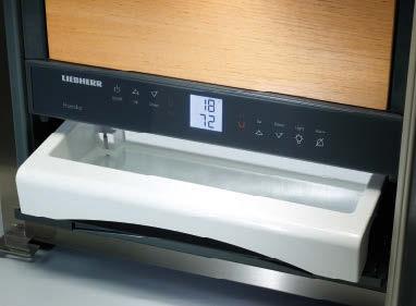 35 / 3 prawe (na stałe) Precyzyjny, elektroniczny system sterowania umożliwia kontrolę temperatury w zakresie od +6 C do +0 C.