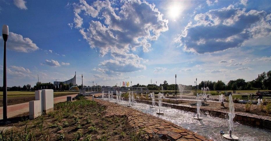 Park Sybiraków przy ul. Ofiar Katynia i Broniewskiego, Park Wypoczynku Czynnego przy ul. Powstańców Warszawy i Podwisłocze, Park Olszynki przy ul. Szopena, Park Papieski przy al.