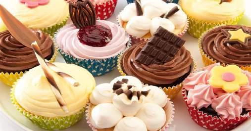 ciasta Na muffiny Muffin to ciastko w kształcie wysokiej babeczki z różnymi dodatkami, zarówno słodkimi jak i wytrawnymi.