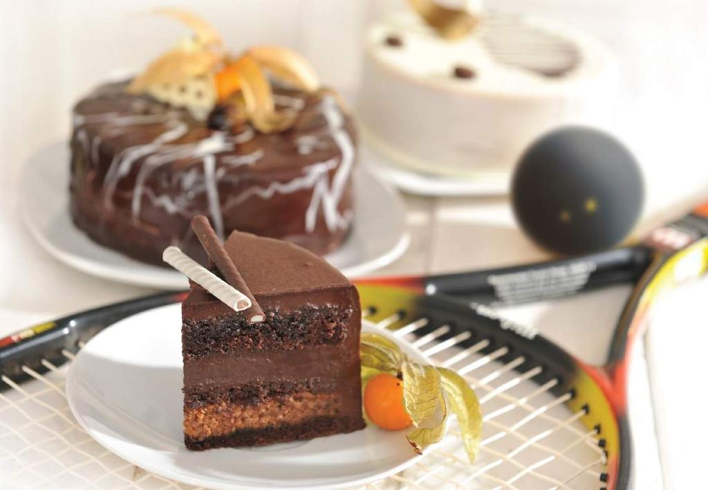 Do produkcji tortu wykorzystano Krem Schokobella Martin Braun, Krem Covela Martin Braun OWOCOWO - RUMOWY DUET Spód: 1000g Tarta czekoladowa BRAUN 400g jaja 400g olej Top Q Całość mieszamy do