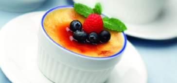 W międzyczasie wymieszać 150g Creme Brulée z pozostałymi 100g mleka. Wlać całość do zagotowanego mleka z kremówką i stale mieszać doprowadzając do wrzenia. Napełnić tygielki i schłodzić.