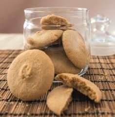 Wymieszać Gluten-Free Cookie Mix z margaryną i syropem glukozowym. Przez 2min. na wolnych obrotach. Dodać łezki czekoladowe i wodę i mieszać jeszcze 1min.