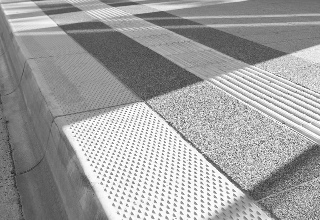 Dzięki zastosowaniu struktury ryflowanej na górnej powierzchni wyrobu zyskuje ona właściwości antypoślizgowe.