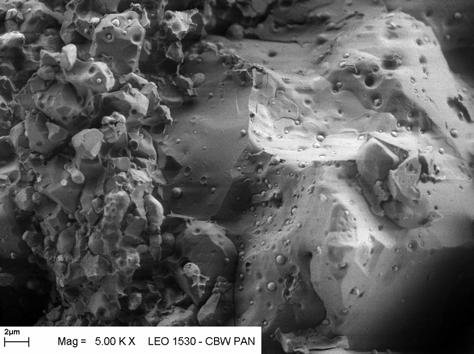 Obraz przełomu spieku ceramicznego po procesie HP przy ciśnieniu powyżej 5 GPa i w temperaturze 1400 o C Fig. 3. Image of Al 2O 3 sinter fracture after HP at 1400 o C and pressure above 5 GPa Rys. 4.