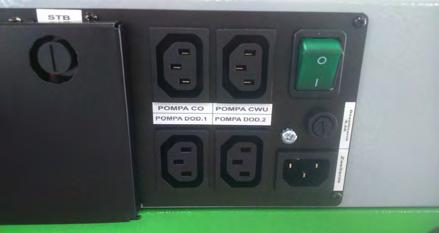 Transport paliwa z zasobnika opału do komory paleniskowej odbywa się tak, aby wyeliminować niebezpieczeństwo cofnięcia płomienia do zasobnika opału w trakcie normalnej pracy, postoju podajnika, a