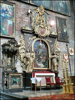 Jana Ewangelisty, a w środkowej przestrzeni alabastrowa płaskorzeźba Najświętszej Maryi Panny z Dzieciątkiem.
