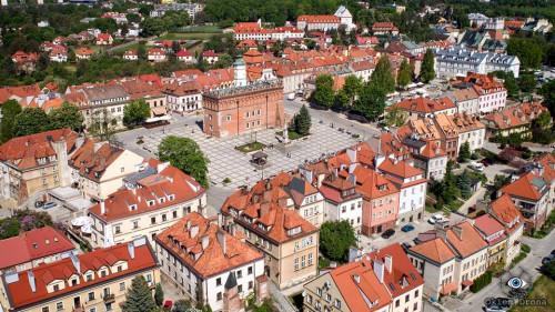 Miejsca hotelowe na ten okres zajęte były już zimą. Było kolorowo, wesoło, muzycznie i filmowo.