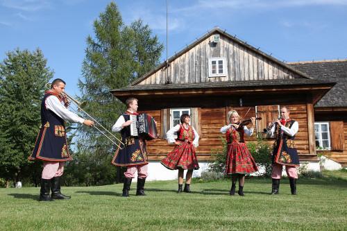 Bardzo udany majowy weekend w Świętokrzyskiem 4 to drugie. Wszystko po to, aby gości zatrzymać na dłużej. Na rynku można było posłuchać muzyki, spotkać ułana, czy zrobić zdjęcie z artystą.