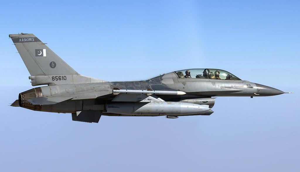 Pakistański F-16BM. Fot. Asuspine, Wikipedia, CC BY-SA 4.0 Pakistan ma ważne powody, by ukryć udział akurat tego typu maszyn w działaniach przeciwko Indiom.