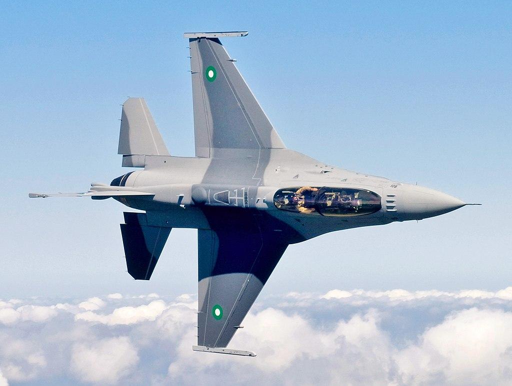 Pakistański F-16D Block 52. Fot. US Air Force Zdaniem Indusów w uderzeniu miały wziąć udział 24 pakistańskie samoloty, w tym co najmniej osiem F-16, cztery JF-17 i cztery Mirage III.