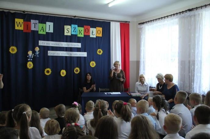 Dominika Osiak i Andżelika Kąkol Pierwszy dzień szkoły 3 września o godzinie 11:30