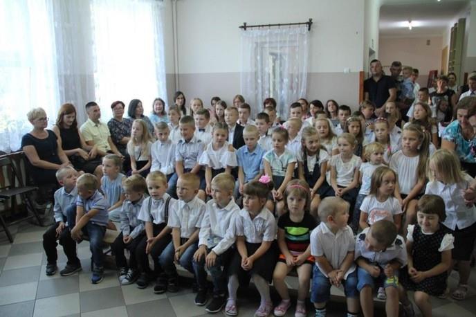 Pani dyrektor przedstawiła nam nowych pracowników szkoły, m.