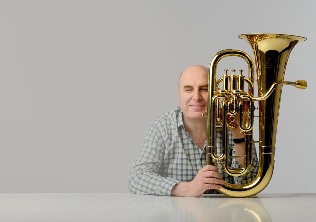 GRZEGORZ NAGÓRSKI Puzonista, kompozytor. W 2012 roku poszerzył swoje instrumentarium o euphonium. Lider własnych projektów, ma na koncie kilka autorskich albumów.